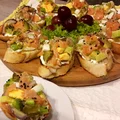 Bruschetta z łososiem wędzonym i awokado