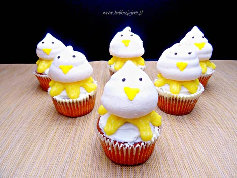 Cytrynowe babeczki wielkanocne z bezowymi kurczaczkami