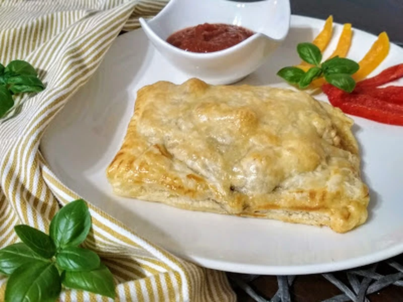 Kieszonki z ciasta francuskiego z kurczakiem i pieczarkami
