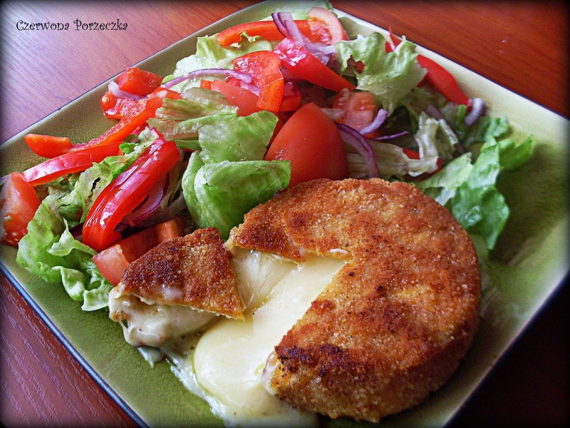 Sałatka z serem camembert