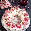 Świąteczny wieniec bezowy z żurawiną i pistacjami - food²