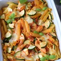 Makaron w pomidorowym sosie zapiekany z cukinią i mozzarellą
