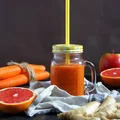 Koktajl z marchewki, jabłka, grejpfruta i imbiru (dieta dr Dąbrowskiej)