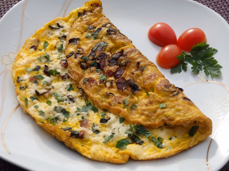 Omlet z cukinią, kiełbasą i żółtym serem