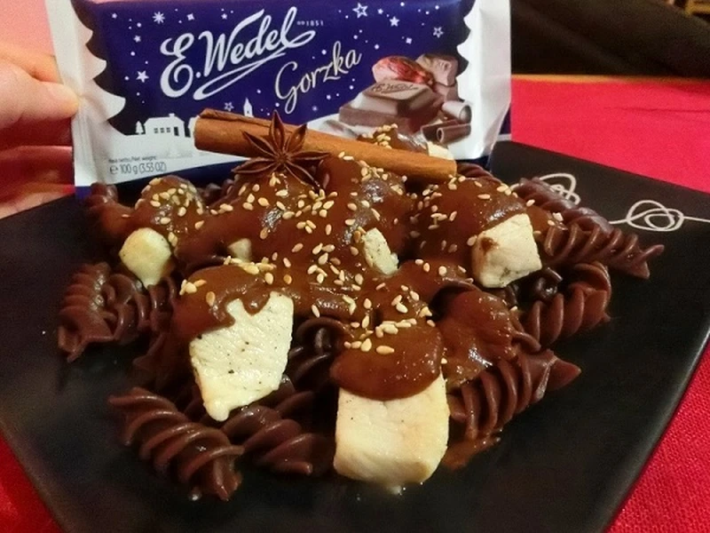 Kurczak z czekoladowym sosem mole poblano