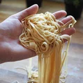 Domowy makaron spaghetti. Przepis krok po kroku