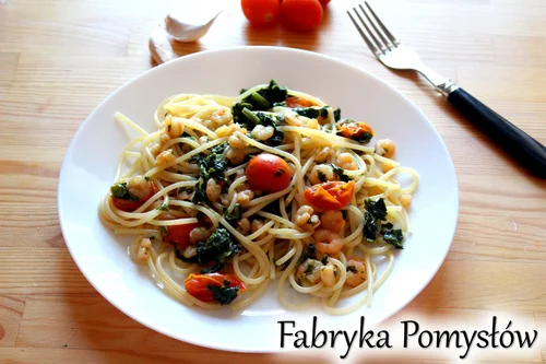 Spaghetti ze szpinakiem, krewetkami i pomidorkami