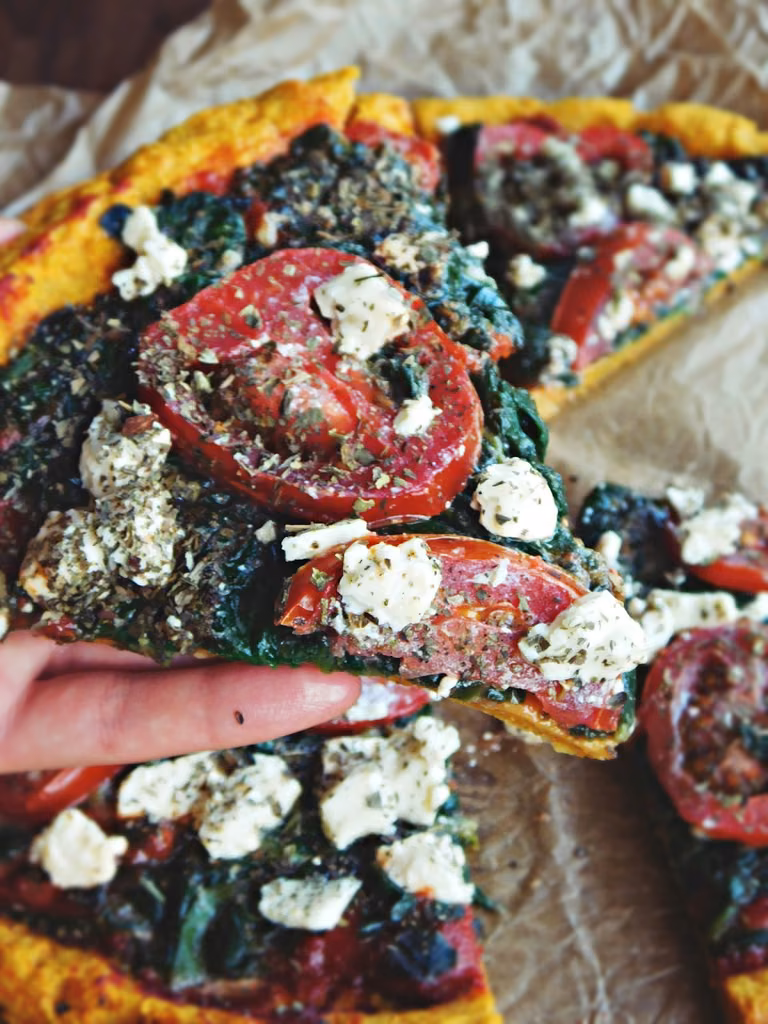 Pizza na marchewkowym spodzie (bez drożdży, bez glutenu)