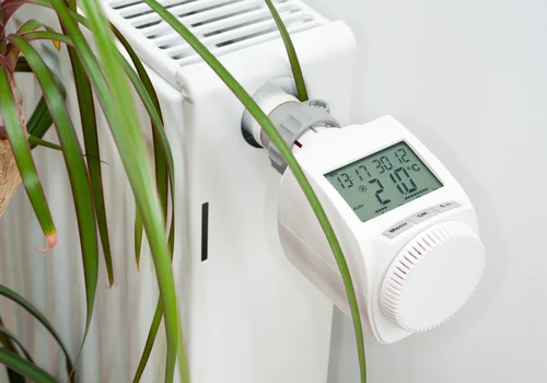 Zamontowałam automatyczny termostat na kaloryferze. To, co wydałam, zwróciło się po pierwszym rachunku