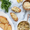 GRZANKI Z KARCZOCHAMI, BIAŁĄ FASOLĄ I PARMEZANEM