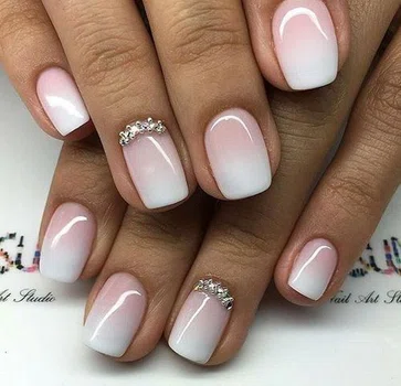 Różowo białe paznokcie