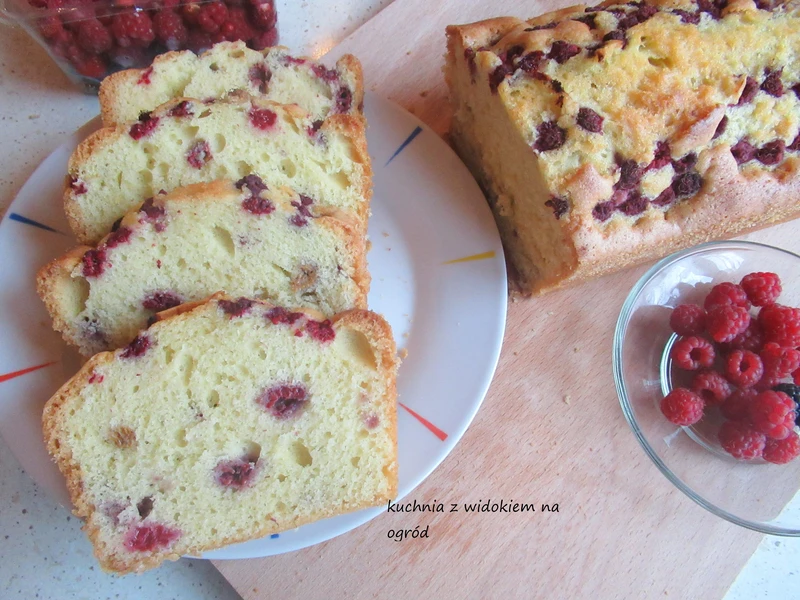 Błyskawiczna babka z malinami.