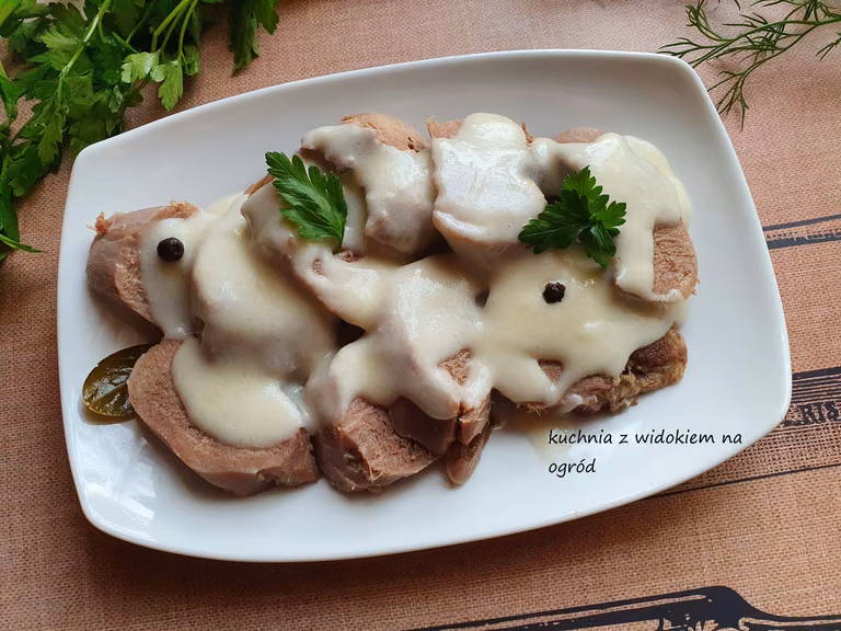 Ozorki wieprzowe w sosie chrzanowym
