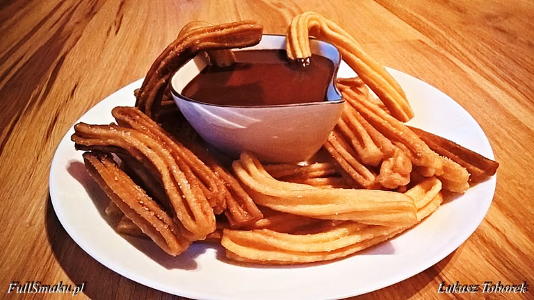 Hiszpańskie churros z sosem czekoladowym
