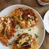 Brytyjskie placki ziemiaczane z serem cheddar i cebulowym chutney