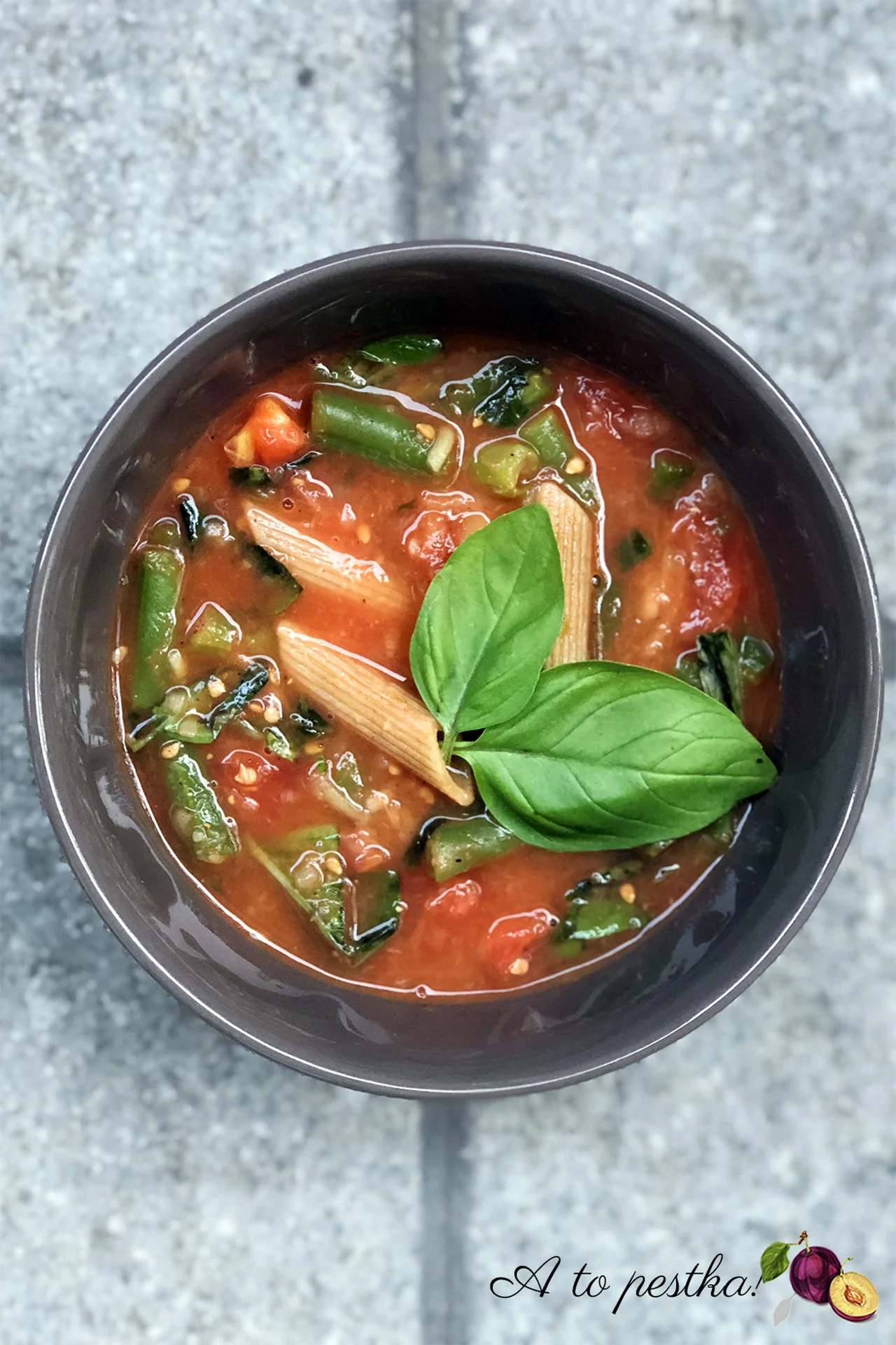 Makaron z cukinią, pomidorem i fasolką – idealne danie na upały