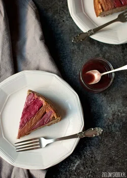 ciasto migdałowe z rabarbarem i syropem z czerwonego wina