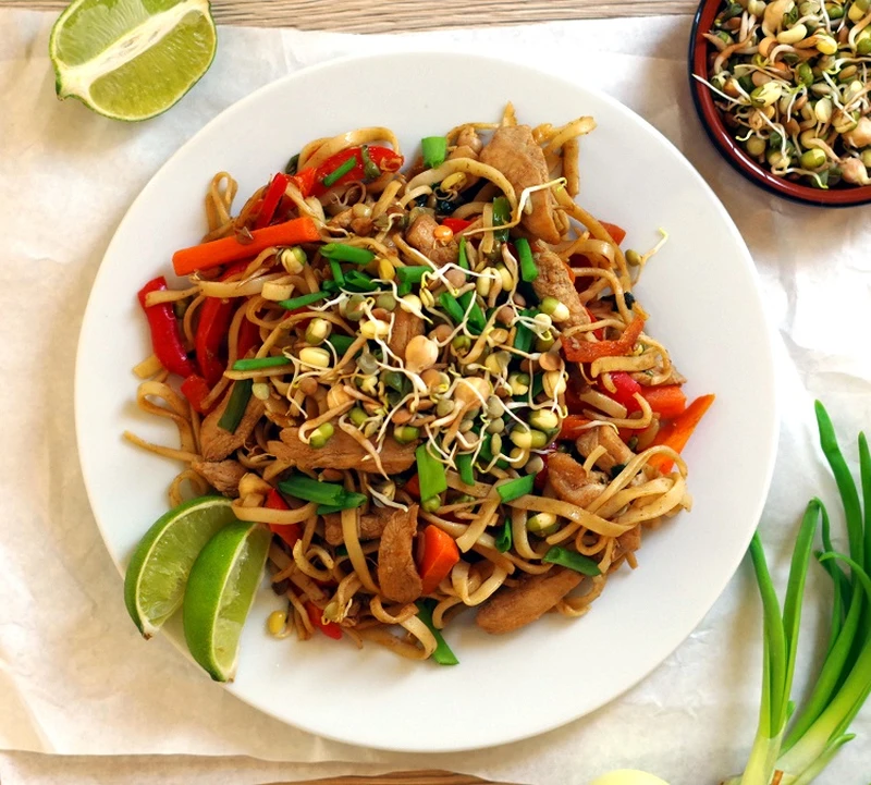 Makaron chow mein z kurczakiem i warzywami