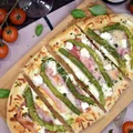 Pizza ze szparagami, boczkiem i fetą