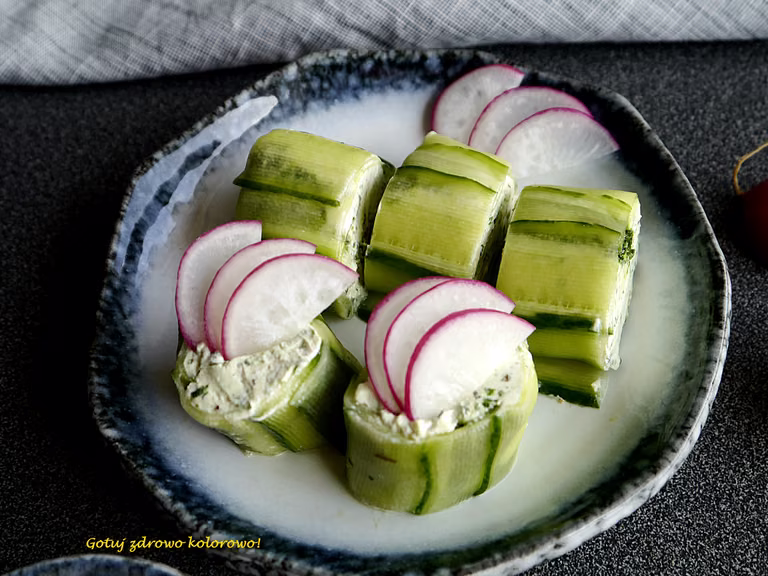 Sushi z ogórka z serkiem labneh i czosnkiem niedźwiedzim