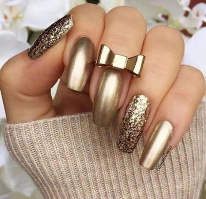 Złote paznokcie