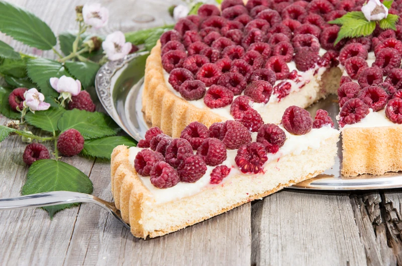 Tarta z malinami i białą czekoladą