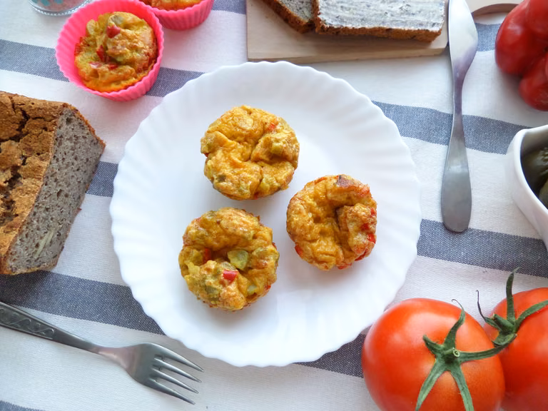 Jajeczne muffinki na śniadanie lub kolację – prosty przepis krok po kroku
