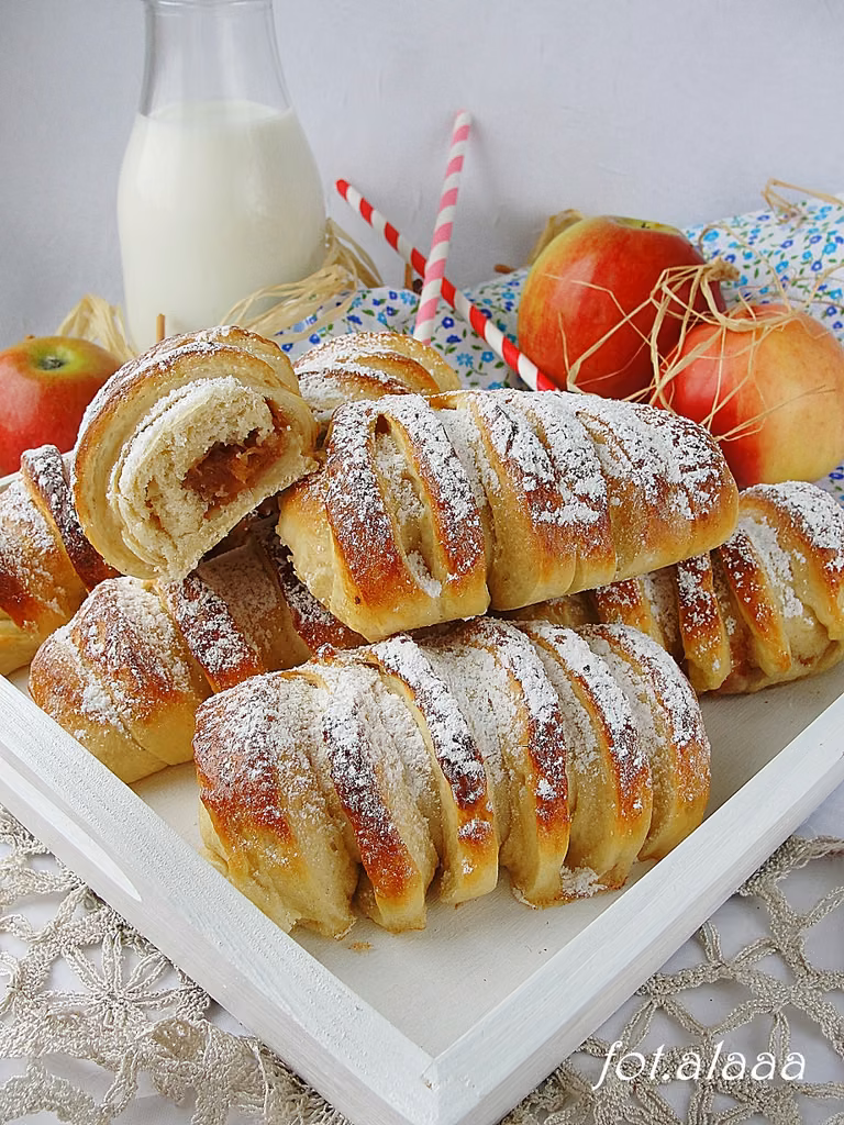 Drożdżówki z jabłkami