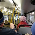 Nie ustępuj miejsca starszym osobom w autobusie! Kontrowersyjne twierdzenie ekspertów.