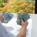 Zła wiadomość dla pracujących za granicą! Będą płacić dużo większe podatki