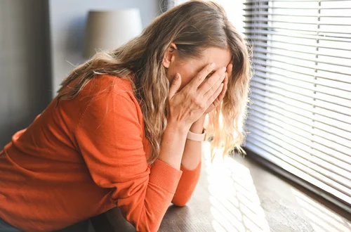 Tak reaguje ciało kobiety na brak wsparcia emocjonalnego w rodzinie! Numer 3 szczególnie zaskakuje