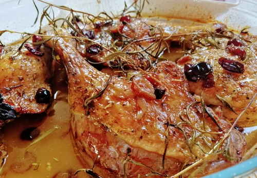 Pieczone udka z kaczki z żurawiną i rozmarynem