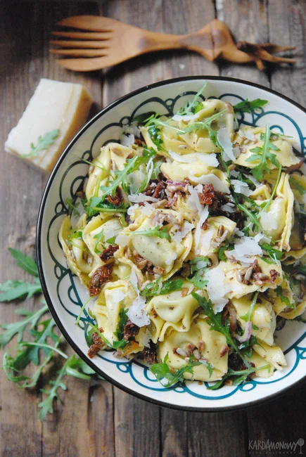Sałatka z tortellini, rukolą, suszonymi pomidorami i słonecznikiem