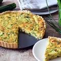 Tarta z cukinią i wędzonym łososiem