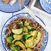 Makaron soba z cukinią i brokułami