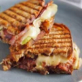 Tosty z boczkiem, brie i karmelizowaną cebulą