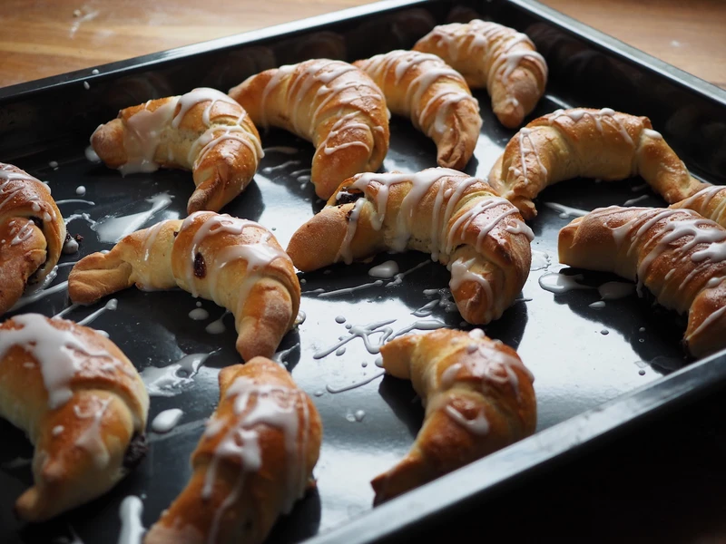 Rogaliki drożdżowe z makiem. Przepis krok po kroku