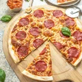 Włoska pizza na cienkim cieście