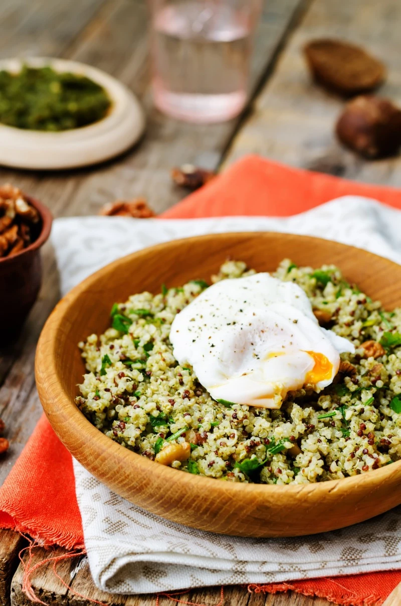 QUINOA Z PIETRUSZKOWYM PESTO I JAJKIEM W KOSZULCE
