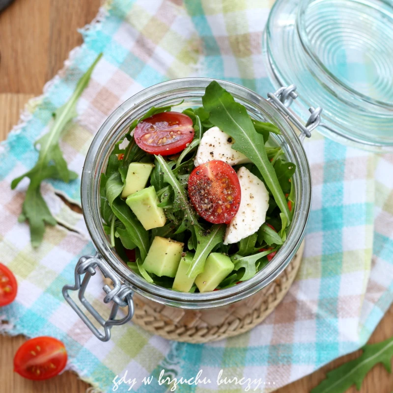 Sałatka „Caprese” z awokado