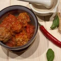 PULPECIKI WIEPRZOWO-WOŁOWE W PIKANTNYM SOSIE POMIDOROWYM