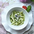 spaghetti ze szpinakowym pesto i fetą