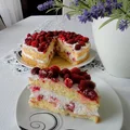 Bezglutenowy tort z kremem kokosowym i malinami