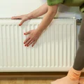 Ustawiłam kanapę z dala od kaloryfera. Mąż myślał, że to bez sensu, dopóki nie zobaczył niższych rachunków!