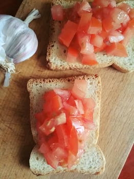 Mini kanapki z czosnkiem i pomidorami