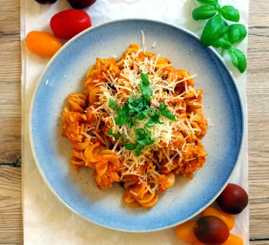 Makaron z sosem pomidorowo-paprykowym