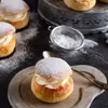 Semlor – szwedzkie bułeczki z masą migdałową i bitą śmietaną - food²