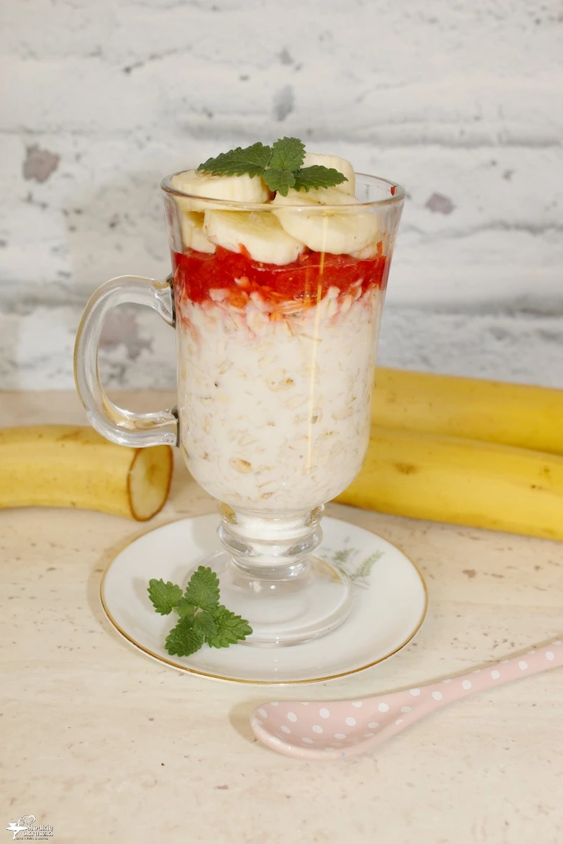 Owsianka z truskawkowym sorbetem i bananami