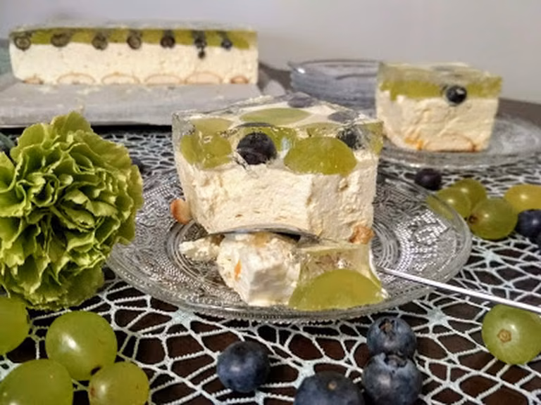 Pomarańczowy sernik na zimno z owocami i galaretką