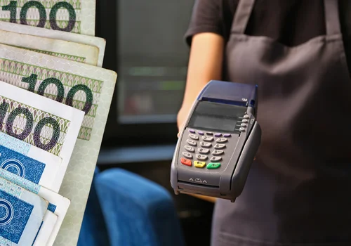 Sklepy i restauracje wprowadzają nową "usługę finansową". Za TAKĄ formę płatności zapłacisz więcej!